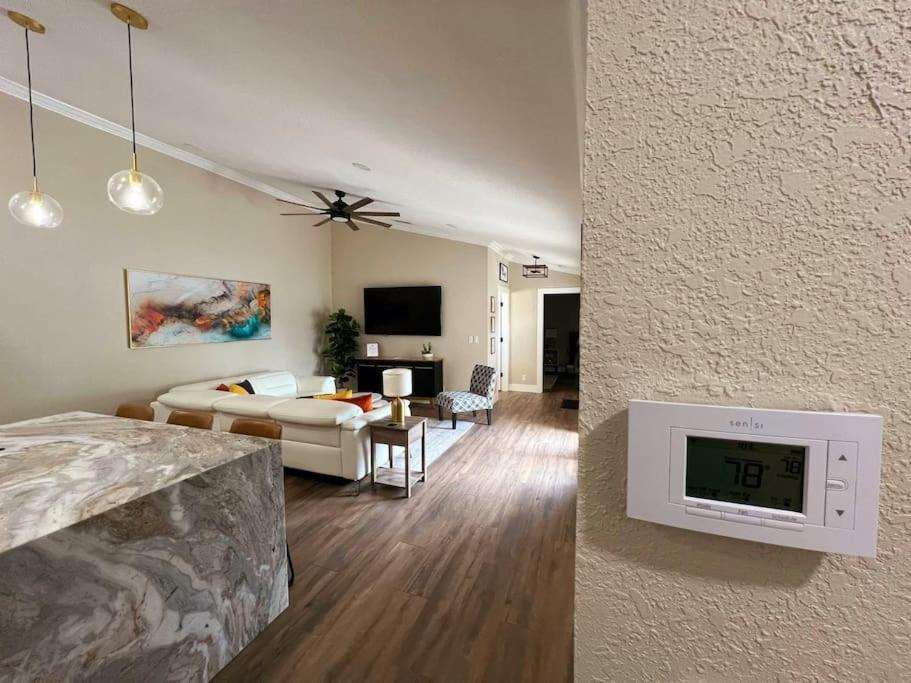Alluring Luxury Oasis, Modern Comfort & Relaxation Wellington Exterior photo
