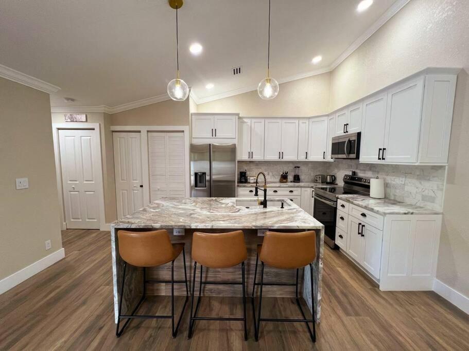 Alluring Luxury Oasis, Modern Comfort & Relaxation Wellington Exterior photo