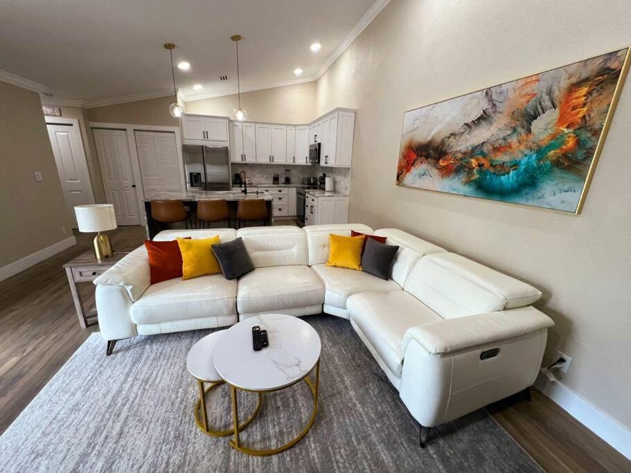 Alluring Luxury Oasis, Modern Comfort & Relaxation Wellington Exterior photo